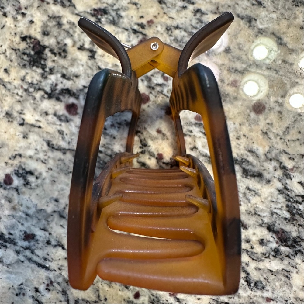 Tortoise Shell Claw Clip - Picture 4 of 5